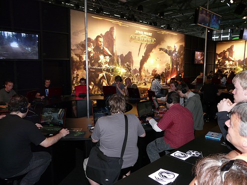 画像ギャラリー No.003のサムネイル画像 / ［Gamescom］会場では3時間待ち！　期待のMMORPG「Star Wars: The Old Republic」で，今回はスペースコンバットの内容を公開