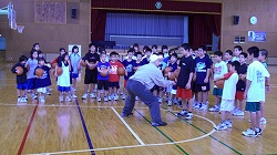 画像ギャラリー No.001のサムネイル画像 / EA SPORTSと塚本清彦氏による出張バスケクリニックが開催