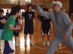 画像ギャラリー No.003のサムネイル画像 / EA SPORTSと塚本清彦氏による出張バスケクリニックが開催