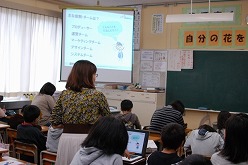画像ギャラリー No.002のサムネイル画像 / ハンビット，英会話学習についての出張授業を小学校で実施