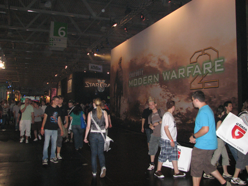 画像ギャラリー No.002のサムネイル画像 / ［Gamescom］「Modern Warfare 2」のアートワークが描かれたActivision-Blizzardの巨大ブースの中には何が展示されていたのかを探る