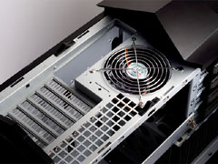 画像ギャラリー No.005のサムネイル画像 / SilverStoneのゲーマー向けブランド「Raven」からPCケースが発売に。マザーボードを時計回りに90度回転させた斬新なデザインが特徴