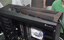 画像ギャラリー No.009のサムネイル画像 / ［COMPUTEX］SilverStone，ゲーマー向けPCケースの第2弾「RV02」を公開。マザーボードを90度回転させて搭載する筐体がコンパクトに