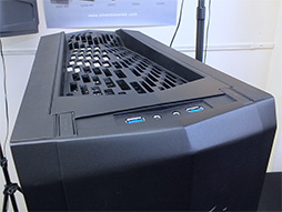 画像ギャラリー No.003のサムネイル画像 / SilverStone,ゲーマー向けPCケース「Raven RV05」を秋葉原で世界初公開。Mini-ITX仕様の「Raven Z RVZ01」も披露