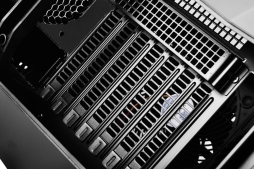 画像ギャラリー No.010のサムネイル画像 / マザーを90度傾けるSilverStone製ゲーム用PCケース「Raven 5」が発売