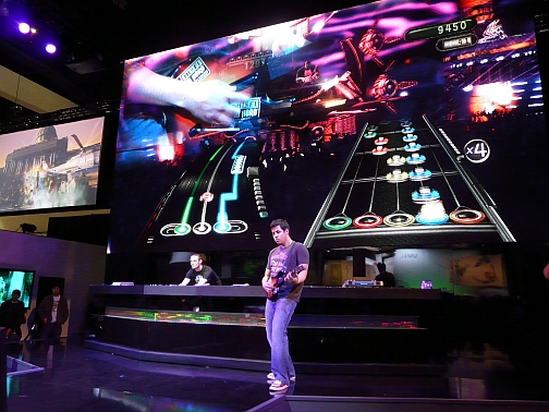 画像ギャラリー No.003のサムネイル画像 / ［E3 09］「DJ Hero」は，専用のターンテーブル型コントローラで楽しむActivisionの超人気音ゲー最新版