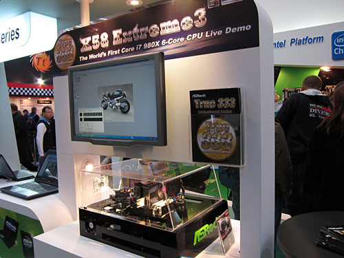 画像ギャラリー No.002のサムネイル画像 / ASRock,CeBIT 2010の会場で,次世代6コアCPU「Gulftown」のデモを実施中