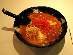 画像ギャラリー No.009のサムネイル画像 / 特製ラーメンは地獄の味？　EA，2月18日発売の「ダンテズ・インフェルノ」で，ダンテだらけの発売記念イベントを開催