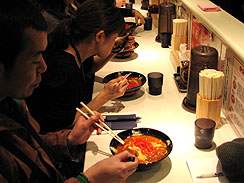 画像ギャラリー No.010のサムネイル画像 / 特製ラーメンは地獄の味？　EA，2月18日発売の「ダンテズ・インフェルノ」で，ダンテだらけの発売記念イベントを開催