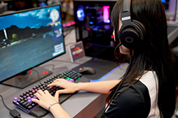 画像ギャラリー No.004のサムネイル画像 / ［TGS 2018］ゲーマー向けPCを作るなら内も外もLEDでライトアップ！　TGS 2018で見かけたゲーマー向け光り物PC＆PCパーツ総ざらえ