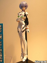 画像ギャラリー No.035のサムネイル画像 / 幕張メッセのホール1からホール8まで，ぶち抜きで開催された「ワンダーフェスティバル2010［冬］」で新作フィギュアの波に揉まれてきました