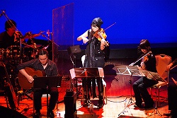 画像ギャラリー No.006のサムネイル画像 / 音楽に対する“終わりなき愛”に満ちていた,作曲家 伊藤賢治さんの音楽活動20周年記念公演「gentle echo meeting 2」をレポート