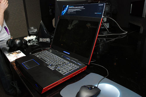 画像ギャラリー No.004のサムネイル画像 / 【PR】Alienwareは年頭からエンジン全開。「M17x」の新モデルは，フルHDの120Hz液晶が選択可能で，PS3やXbox 360のゲーム画面表示もできる