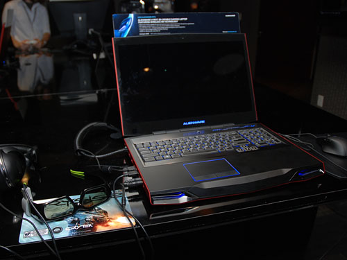 画像ギャラリー No.008のサムネイル画像 / 【PR】Alienwareは年頭からエンジン全開。「M17x」の新モデルは，フルHDの120Hz液晶が選択可能で，PS3やXbox 360のゲーム画面表示もできる