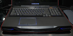 画像ギャラリー No.013のサムネイル画像 / 【PR】Alienwareは年頭からエンジン全開。「M17x」の新モデルは，フルHDの120Hz液晶が選択可能で，PS3やXbox 360のゲーム画面表示もできる