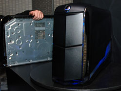 画像ギャラリー No.014のサムネイル画像 / 【PR】Alienwareは年頭からエンジン全開。「M17x」の新モデルは，フルHDの120Hz液晶が選択可能で，PS3やXbox 360のゲーム画面表示もできる