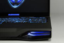 画像ギャラリー No.017のサムネイル画像 / 【PR】「最強vs.最強」。ALIENWARE M18xのHD 6990M CFXモデルとGTX 580M SLIモデル，頂上決戦