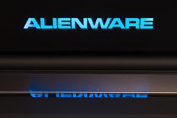 画像ギャラリー No.009のサムネイル画像 / 完全新作となったALIENWAREのノートPCを写真で見る。デザインは「戦艦」から「ステルス戦闘機」に!?