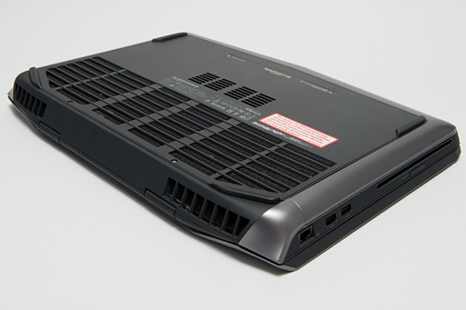 画像ギャラリー No.013のサムネイル画像 / 完全新作となったALIENWAREのノートPCを写真で見る。デザインは「戦艦」から「ステルス戦闘機」に!?