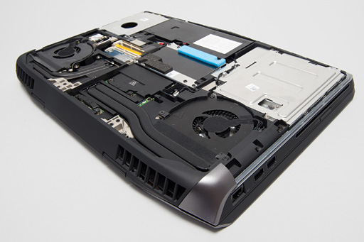 画像ギャラリー No.014のサムネイル画像 / 完全新作となったALIENWAREのノートPCを写真で見る。デザインは「戦艦」から「ステルス戦闘機」に!?