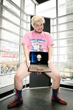 画像ギャラリー No.002のサムネイル画像 / 【PR】「NEW ALIENWARE 13 OLED VR」×バイオハザード7×男色ディーノ。有機ELパネル搭載ノートPCはゲームに何をもたらすか，プロレスラーが考えてみた