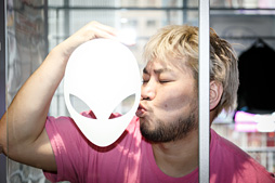 画像ギャラリー No.003のサムネイル画像 / 【PR】「NEW ALIENWARE 13 OLED VR」×バイオハザード7×男色ディーノ。有機ELパネル搭載ノートPCはゲームに何をもたらすか，プロレスラーが考えてみた