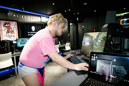 画像ギャラリー No.007のサムネイル画像 / 【PR】「NEW ALIENWARE 13 OLED VR」×バイオハザード7×男色ディーノ。有機ELパネル搭載ノートPCはゲームに何をもたらすか，プロレスラーが考えてみた