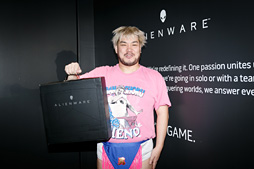 画像ギャラリー No.013のサムネイル画像 / 【PR】「NEW ALIENWARE 13 OLED VR」×バイオハザード7×男色ディーノ。有機ELパネル搭載ノートPCはゲームに何をもたらすか，プロレスラーが考えてみた