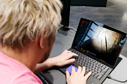 画像ギャラリー No.015のサムネイル画像 / 【PR】「NEW ALIENWARE 13 OLED VR」×バイオハザード7×男色ディーノ。有機ELパネル搭載ノートPCはゲームに何をもたらすか，プロレスラーが考えてみた
