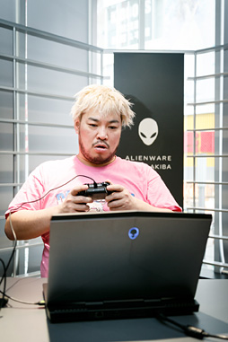 画像ギャラリー No.023のサムネイル画像 / 【PR】「NEW ALIENWARE 13 OLED VR」×バイオハザード7×男色ディーノ。有機ELパネル搭載ノートPCはゲームに何をもたらすか，プロレスラーが考えてみた