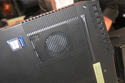 画像ギャラリー No.011のサムネイル画像 / 薄型ノートPC「ALIENWARE m15」はどんなゲーマー向け? 「Aurora R8」は手動OCがメーカーサポート対象!? 製品担当者にいろいろ聞いてきた