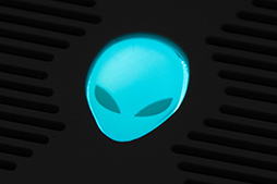 画像ギャラリー No.009のサムネイル画像 / 【PR】ALIENWAREのノートPC「ALIENWARE m15 R3」は，個性的なデザインと4K有機ELでゲームを楽しめる性能を両立したマシンだ
