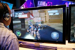 画像ギャラリー No.001のサムネイル画像 / ［E3 2010］ヴァンツァー同士の大迫力バトルが体験できた「フロントミッション エボルヴ」プレイレポート。最新トレイラーにも注目！