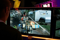 画像ギャラリー No.002のサムネイル画像 / ［E3 2010］ヴァンツァー同士の大迫力バトルが体験できた「フロントミッション エボルヴ」プレイレポート。最新トレイラーにも注目！