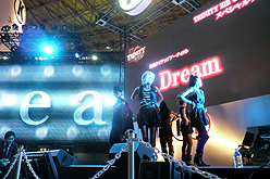 画像ギャラリー No.006のサムネイル画像 / [TGS 2010]「Dream」との楽曲タイアップも発表。ダンスありバトルあり（？）の「TRINITY Zill O’ll Zero」ステージイベントレポート