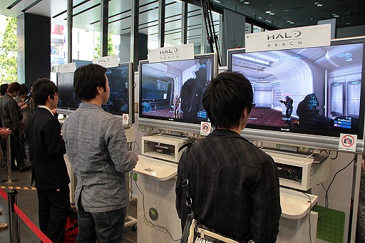 画像ギャラリー No.018のサムネイル画像 / AKB48のメンバー達が「Alan Wake」を実演! 最新11タイトルを試遊できた「春のXbox 360 祭り」レポート