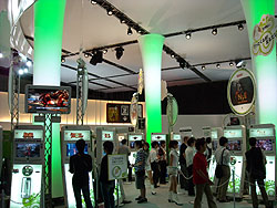 画像ギャラリー No.004のサムネイル画像 / ［TGS 2009］ブースレポート：マイクロソフト編――油圧式ライドの「Forza Motorsport 3」や多数のサードパーティ製品を遊びつくせ