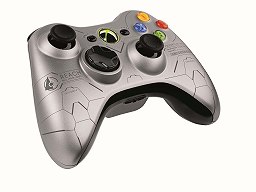 画像ギャラリー No.008のサムネイル画像 / メタリックシルバーがクールな限定デザインの新型Xbox 360同梱，「Xbox 360 Halo: Reach リミテッド エディション」が9月15日に発売