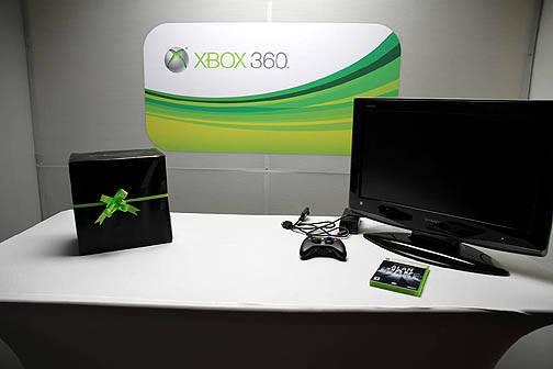 画像ギャラリー No.001のサムネイル画像 / ［E3 2010］これがリニューアルされたXbox 360だ！　新型機（外観だけ）インプレッション＆MS泉水敬氏にインタビュー