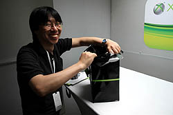 画像ギャラリー No.003のサムネイル画像 / ［E3 2010］これがリニューアルされたXbox 360だ！　新型機（外観だけ）インプレッション＆MS泉水敬氏にインタビュー
