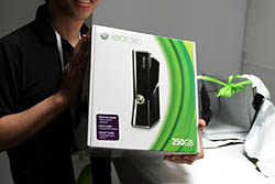 画像ギャラリー No.004のサムネイル画像 / ［E3 2010］これがリニューアルされたXbox 360だ！　新型機（外観だけ）インプレッション＆MS泉水敬氏にインタビュー