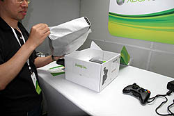 画像ギャラリー No.007のサムネイル画像 / ［E3 2010］これがリニューアルされたXbox 360だ！　新型機（外観だけ）インプレッション＆MS泉水敬氏にインタビュー
