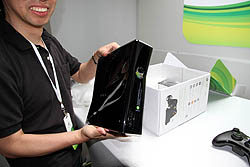 画像ギャラリー No.008のサムネイル画像 / ［E3 2010］これがリニューアルされたXbox 360だ！　新型機（外観だけ）インプレッション＆MS泉水敬氏にインタビュー