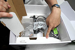 画像ギャラリー No.009のサムネイル画像 / ［E3 2010］これがリニューアルされたXbox 360だ！　新型機（外観だけ）インプレッション＆MS泉水敬氏にインタビュー