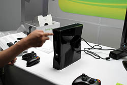 画像ギャラリー No.011のサムネイル画像 / ［E3 2010］これがリニューアルされたXbox 360だ！　新型機（外観だけ）インプレッション＆MS泉水敬氏にインタビュー