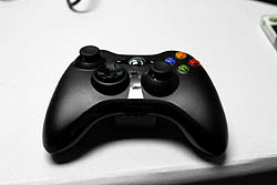 画像ギャラリー No.012のサムネイル画像 / ［E3 2010］これがリニューアルされたXbox 360だ！　新型機（外観だけ）インプレッション＆MS泉水敬氏にインタビュー