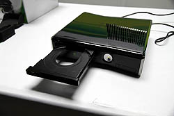 画像ギャラリー No.013のサムネイル画像 / ［E3 2010］これがリニューアルされたXbox 360だ！　新型機（外観だけ）インプレッション＆MS泉水敬氏にインタビュー