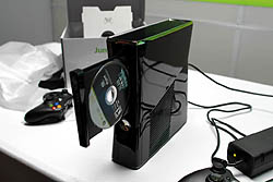 画像ギャラリー No.017のサムネイル画像 / ［E3 2010］これがリニューアルされたXbox 360だ！　新型機（外観だけ）インプレッション＆MS泉水敬氏にインタビュー