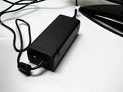 画像ギャラリー No.018のサムネイル画像 / ［E3 2010］これがリニューアルされたXbox 360だ！　新型機（外観だけ）インプレッション＆MS泉水敬氏にインタビュー