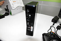 画像ギャラリー No.020のサムネイル画像 / ［E3 2010］これがリニューアルされたXbox 360だ！　新型機（外観だけ）インプレッション＆MS泉水敬氏にインタビュー